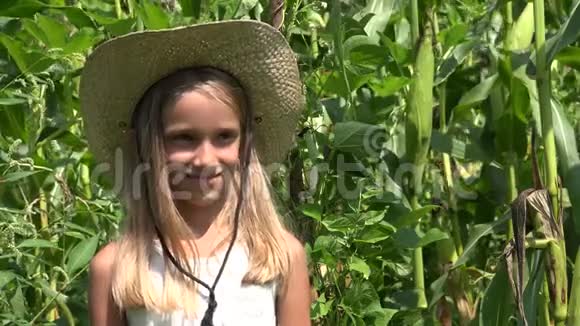 农民儿童在康菲尔德微笑女孩面对户外儿童在农业领域视频的预览图
