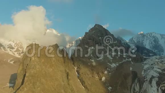 天山山脉和日落时的岩石吉尔吉斯斯坦鸟瞰图视频的预览图