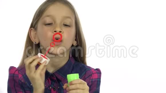 小孩玩肥皂泡快乐的微笑女孩吹气球白色屏幕视频的预览图