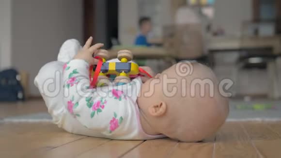 八个月小女孩在家玩玩具视频的预览图