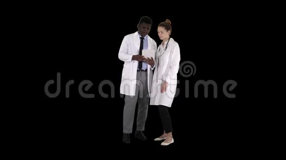 美国知识医疗专业医生教授使用数字平板电脑阿尔法频道视频的预览图