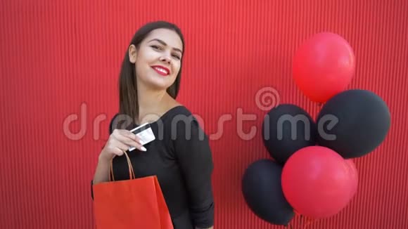 网上支付与信用卡和购物袋调情的女孩高兴在黑色星期五的销售视频的预览图