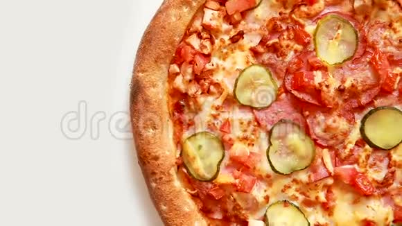 美味的意大利披萨在白色背景上旋转视频的预览图