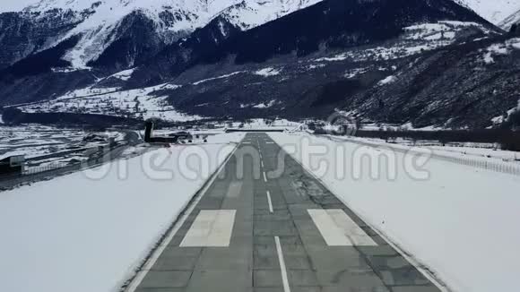 从4k山腰机场降落的飞机的角度视频的预览图