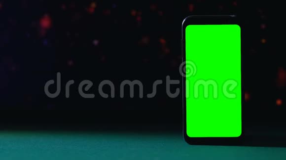 绿色屏幕智能手机站在黑暗背景下赌场应用程序视频的预览图
