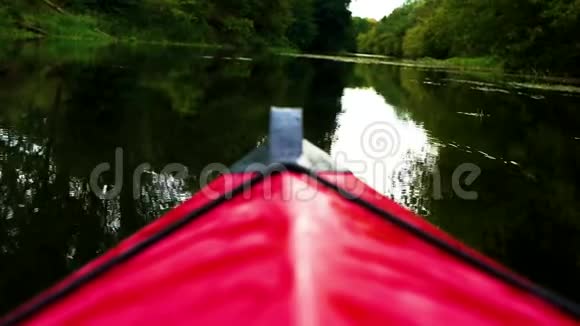在皮划艇上的河流上视频的预览图