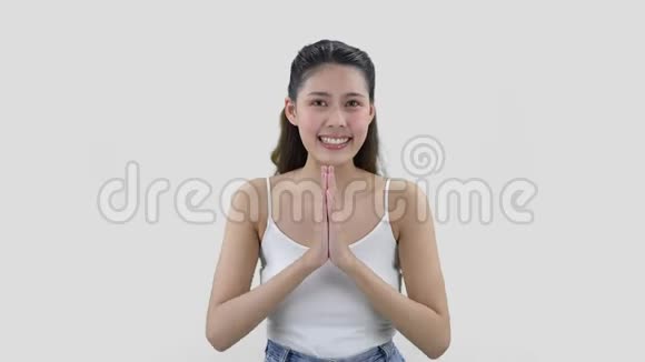 亚洲美女在轻盈的背景下微笑着用迷人的手势牵着手视频的预览图