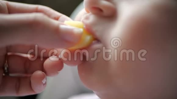 快乐的宝宝慢吞吞地坐着吃粥微笑着在室内视频的预览图