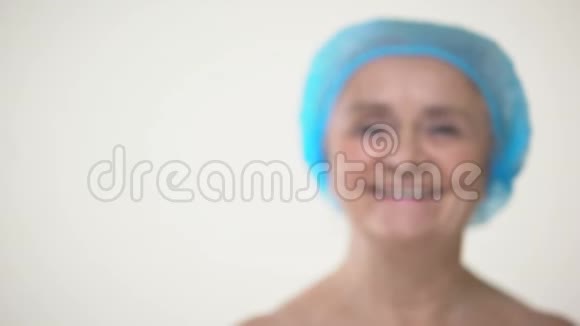 老年女性怕手拿柳叶刀对手术治疗态度消极视频的预览图