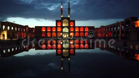 伊朗亚兹德阿米尔查赫马克清真寺夜间视频的预览图