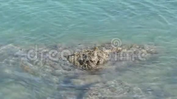 海浪撞击岩石的详细视图视频的预览图