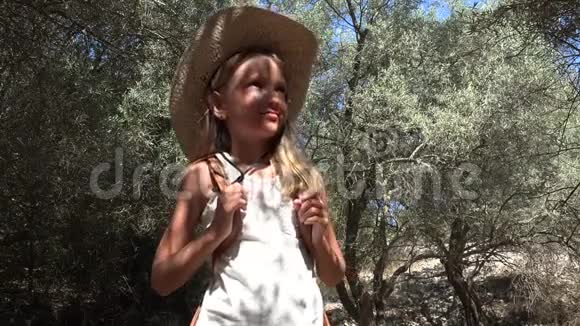 在橄榄园微笑旅游儿童在大自然中玩户外游戏小女孩4K视频的预览图