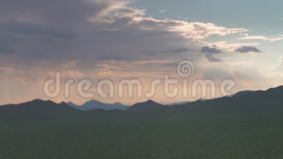 山地草原和雨云视频的预览图