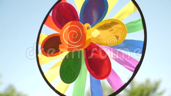 玩具风车多色随风旋转映衬着蓝天儿童派对彩色装饰品概念视频的预览图