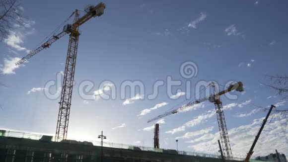 建筑工地的塔吊工程视频的预览图