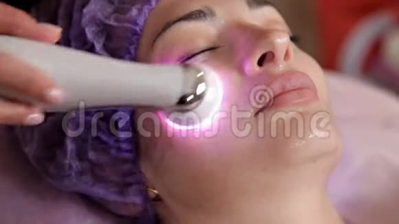 女脸胶原蛋白面膜用于皮肤收紧的机器审美医学激光皮肤变色妇女视频的预览图
