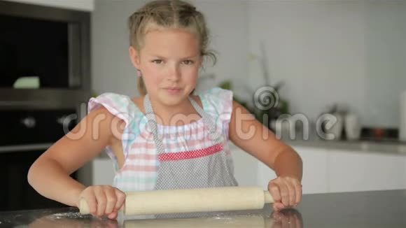 可爱的小女孩帮助烹饪她厨房的女主人烹饪给她带来很多乐趣视频的预览图