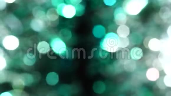 神奇的抽象闪亮的背景与银和绿色的离焦喜庆的心情圣诞节或假日主题视频的预览图