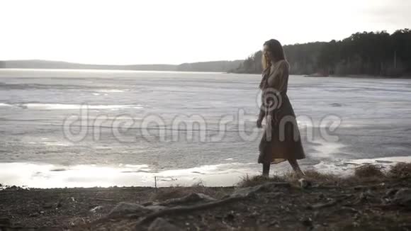 女孩正在湖边散步视频的预览图