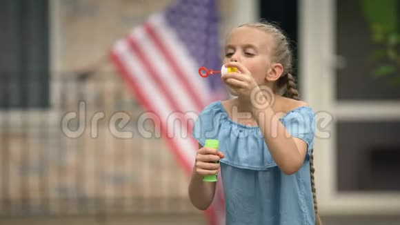 积极的女孩吹肥皂泡粗心快乐的童年闲暇时间视频的预览图