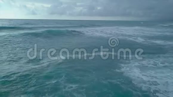 海浪拍岸的空中景色相机在水面上低移视频的预览图