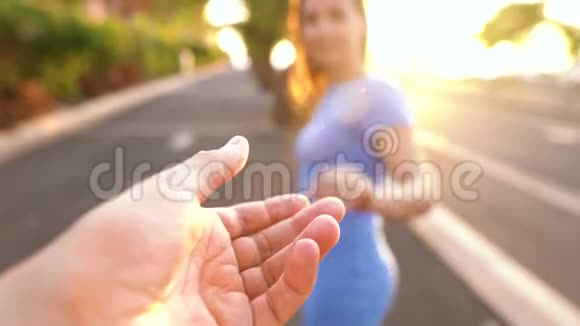 跟我来女人把手伸向男人他握住她的手轻轻地抚摸着她视频的预览图
