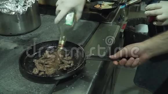 一位专业厨师准备饭菜锅里的肉在燃烧在霍燃油烈性食物视频的预览图