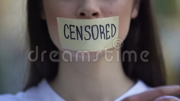 带着被删改的话语民主观念自由的女人视频的预览图