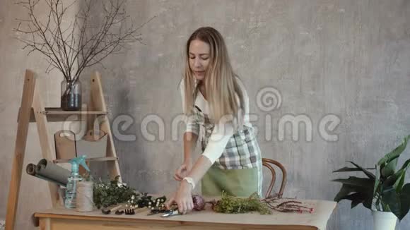 熟练的花匠用子剪花的末端视频的预览图