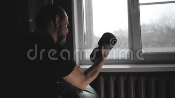 年轻人在家健身房锻炼用哑铃在二头肌锻炼强壮有力的运动员训练视频的预览图