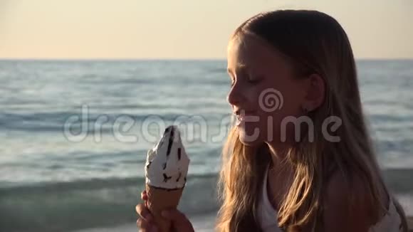 儿童在日落海滩吃冰淇淋夏天在海滨吃小女孩4K视频的预览图