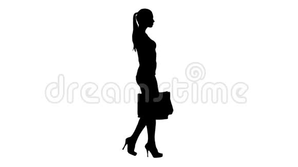 美丽的微笑的女人穿着正式的衣服带着五颜六色的购物袋走路视频的预览图