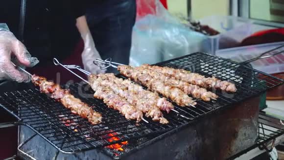 烤肉街头食物亚洲街头市场烤鳄鱼肉串烧烤异国风味食品视频的预览图