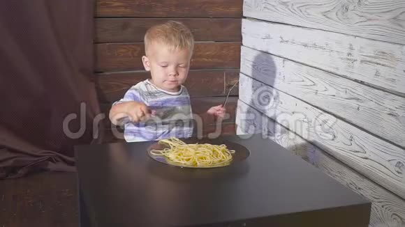 两只耳朵的小孩在家吃意大利面或儿童餐厅视频的预览图