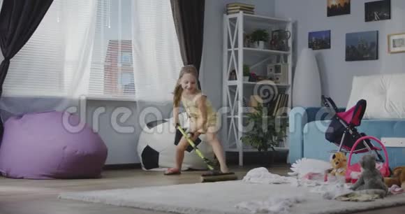 女孩用海绵拖把清洁地板视频的预览图