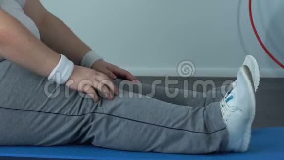 胖肚子的人伸腿坐垫试图达到脚趾灵活视频的预览图