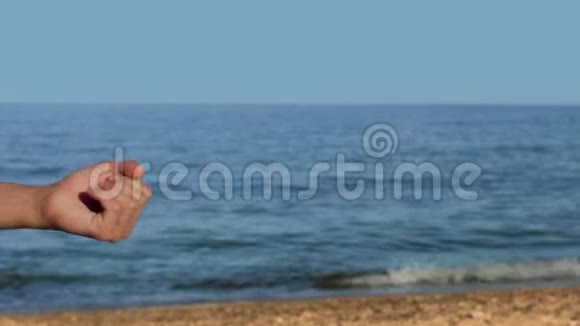 手放在沙滩上手持全息图文本标志欧元视频的预览图