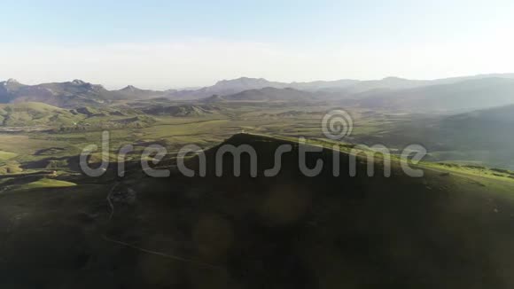 高青山顶乡村道路的鸟瞰图背景是蓝色的草地和山脉视频的预览图