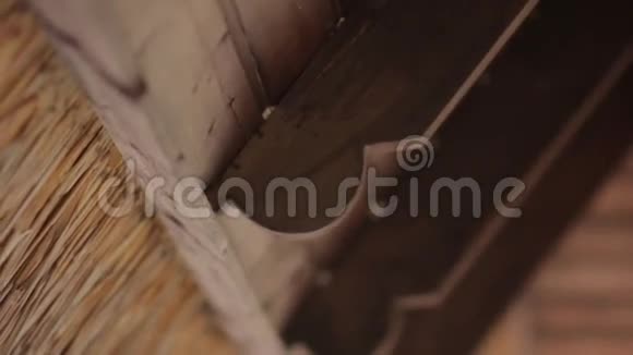 稻草和木头的屋顶视频的预览图