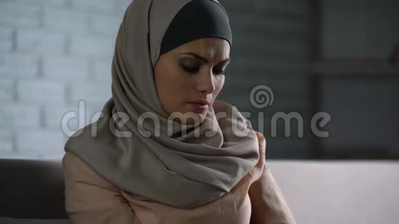 被虐待的阿拉伯女性想着麻烦绝望的女人担心焦虑视频的预览图