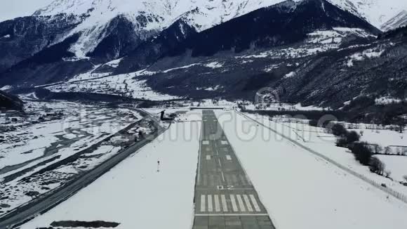 一架飞机在4k的小型山地机场跑道上降落视频的预览图