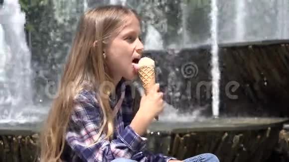 儿童在公园户外吃冰淇淋女孩在夏天4K靠喷泉放松视频的预览图