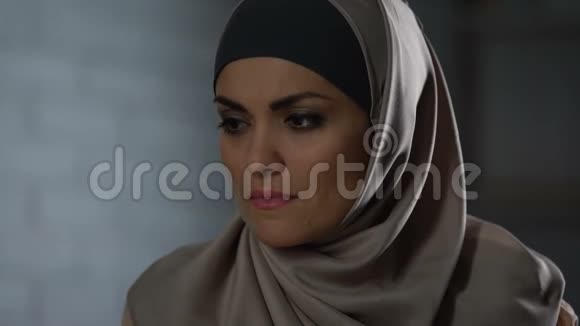 戴头巾的不快乐女性感到受伤悲伤的眼睛流泪沮丧绝望视频的预览图