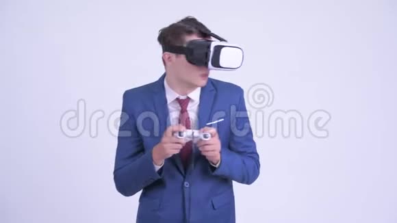 年轻英俊的商人玩虚拟现实耳机游戏视频的预览图