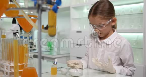 学校实验室儿童化学实验科学4K班学生女孩视频的预览图