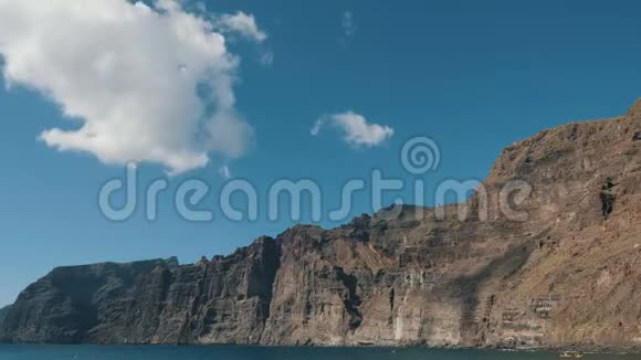 西班牙加那利群岛特内里费洛斯吉甘特斯海岸巨大悬崖附近的云层形成时间推移图视频的预览图