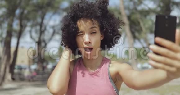 嘲笑在公园自拍的年轻女孩视频的预览图