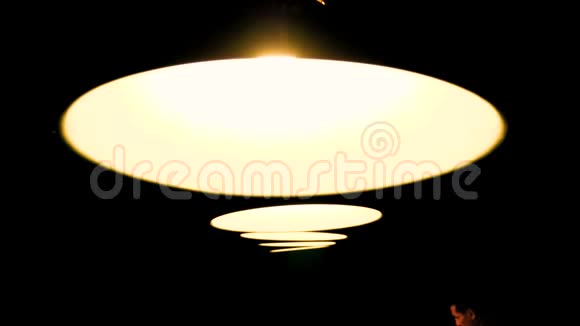池桌上方有黄色灯光摆动的灯具视频的预览图