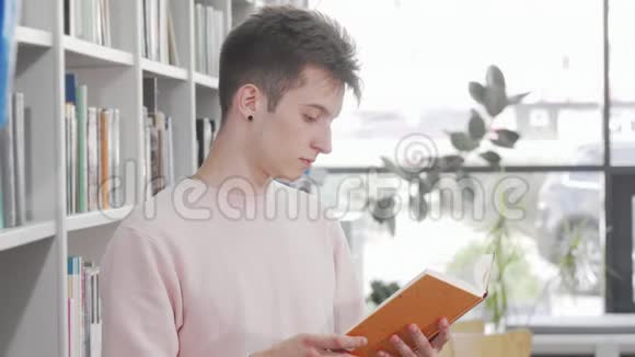 在图书馆看书的年轻人视频的预览图