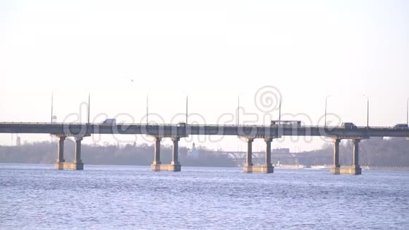 汽车在黎明时穿过大桥视频的预览图